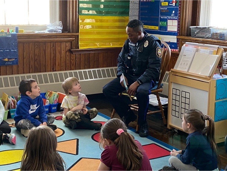 Police Officer reading to kindergarten 